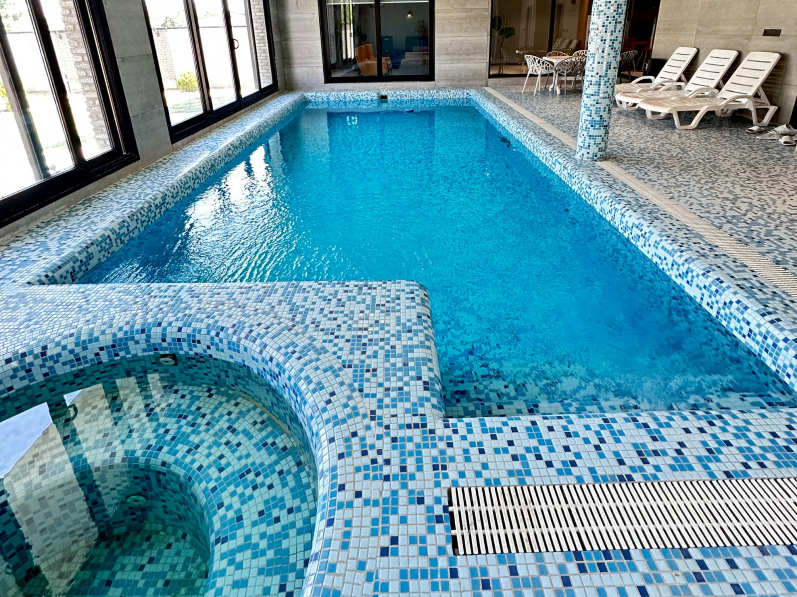 استخر بزرگ و جکوزی داخل ویلا استخر بزرگ و جکوزی داخل ویلا