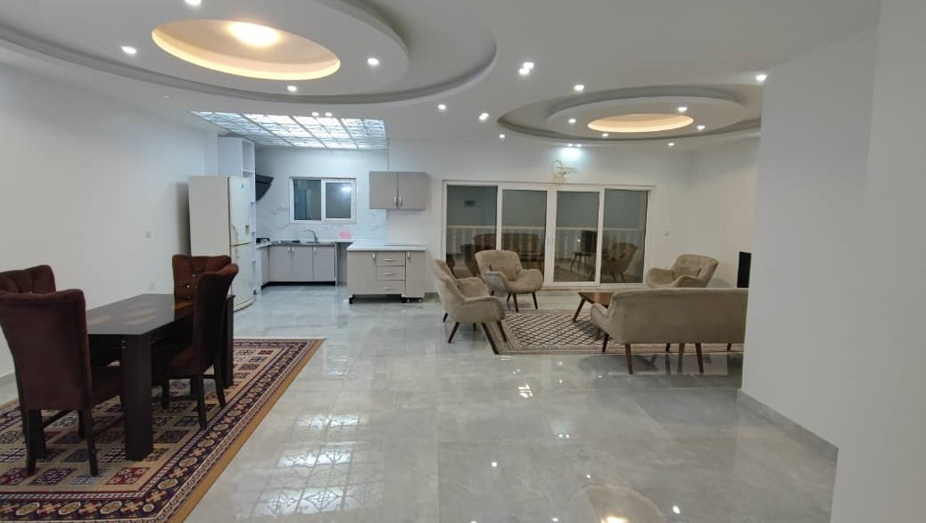 اتاق پذیرایی و آشپزخانه