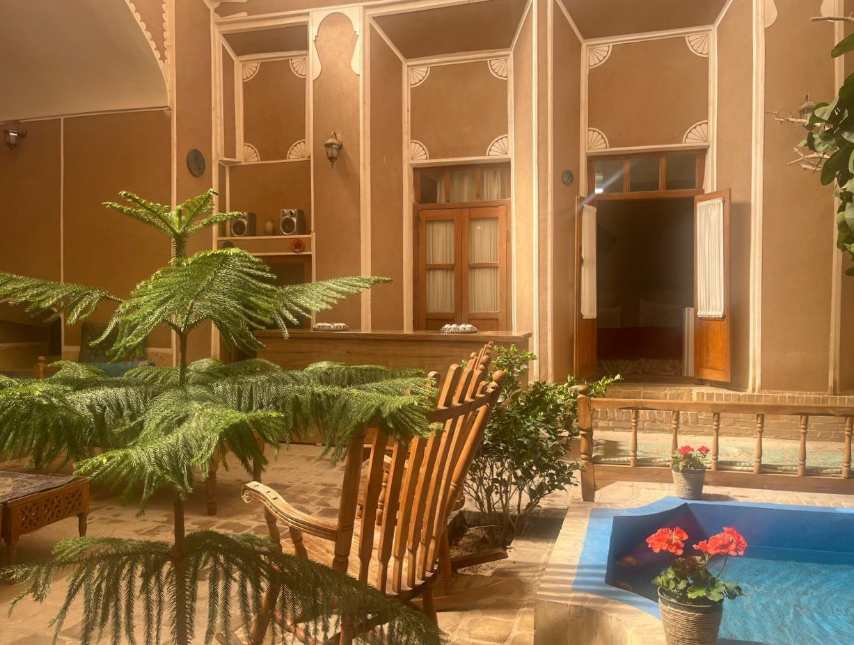 حیاط مجموعه