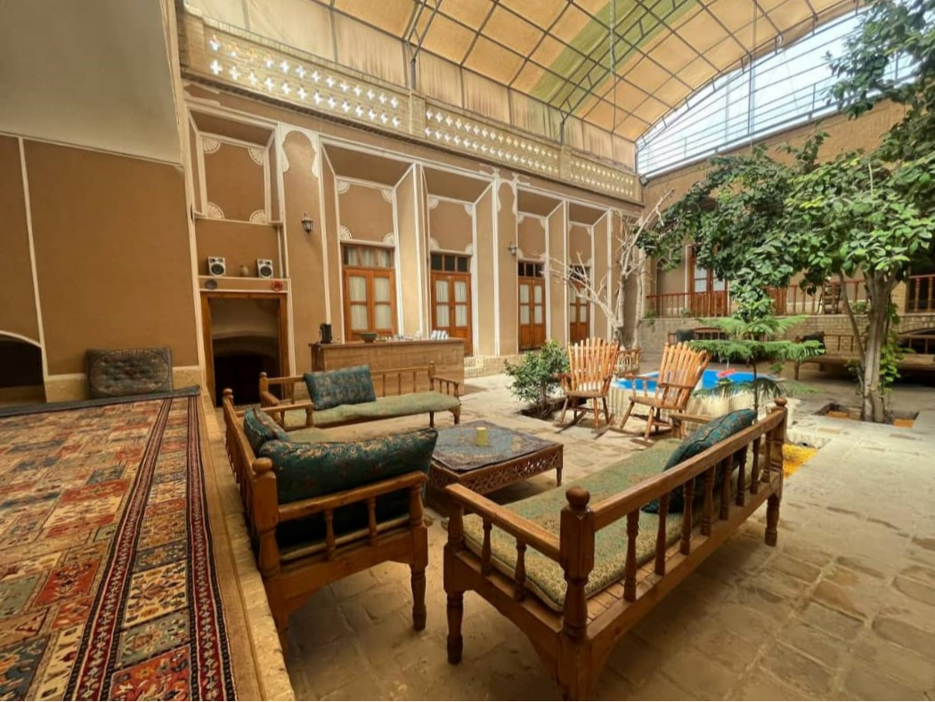 حیاط مجموعه