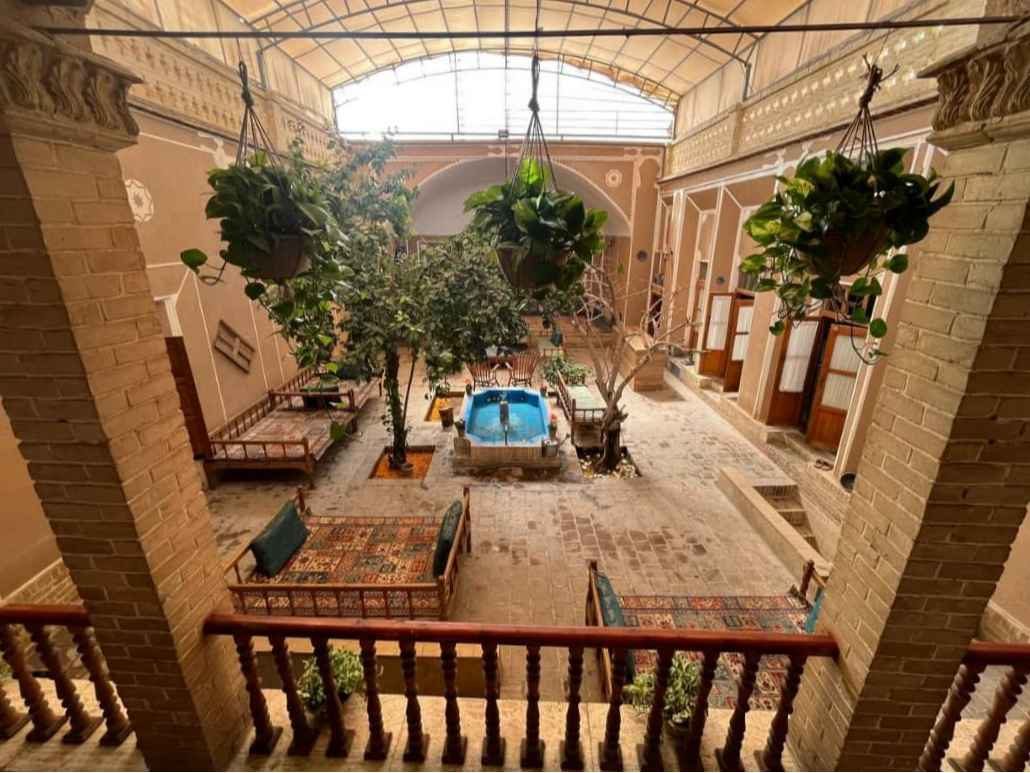 حیاط مجموعه
