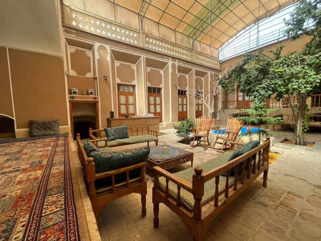 حیاط مجموعه