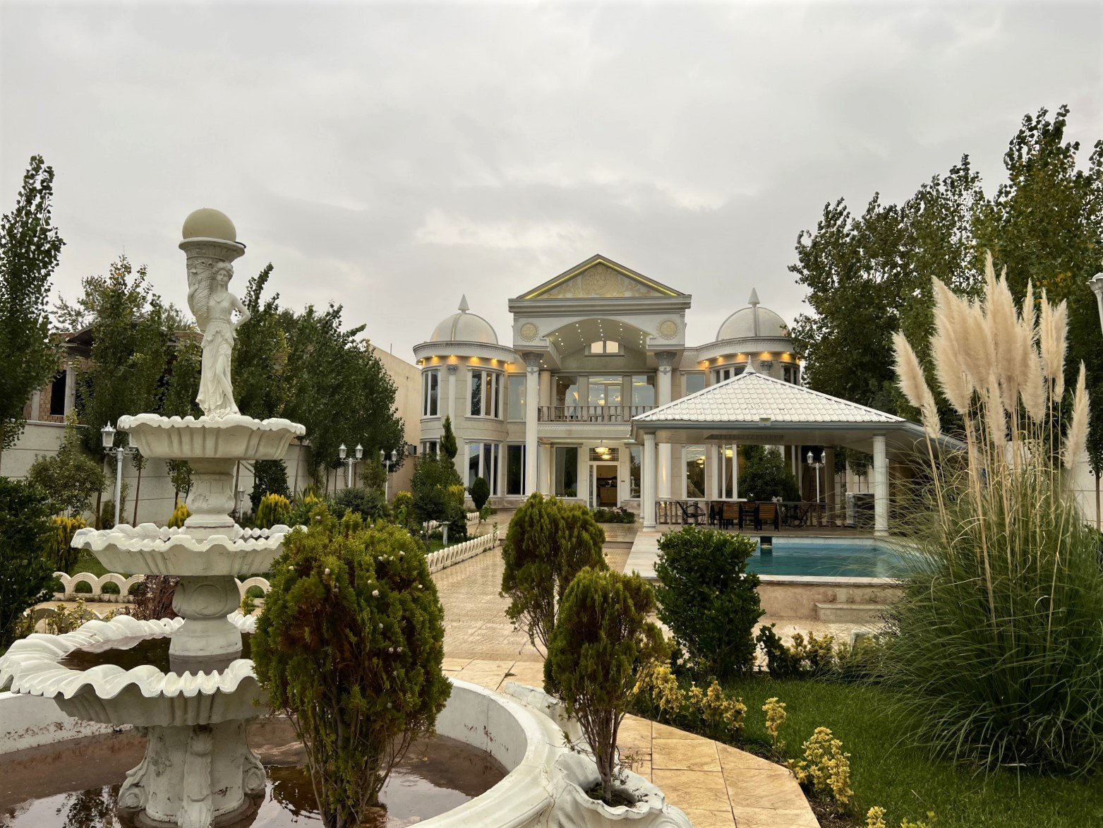 نمای اقامتگاه و باغ نمای اقامتگاه و باغ