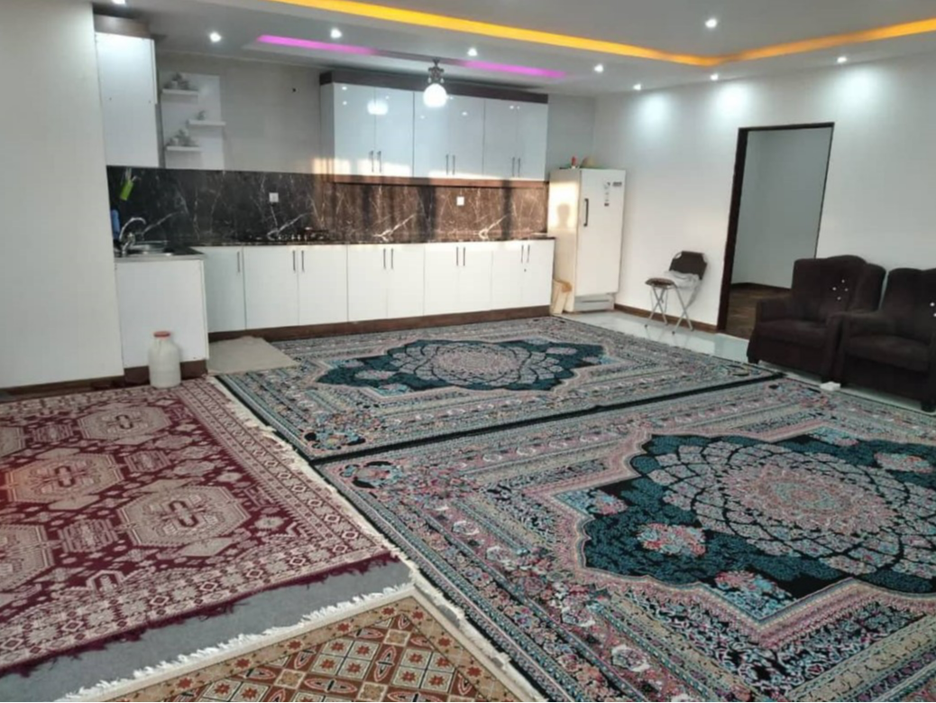اتاق پذیرایی و آشپزخانه