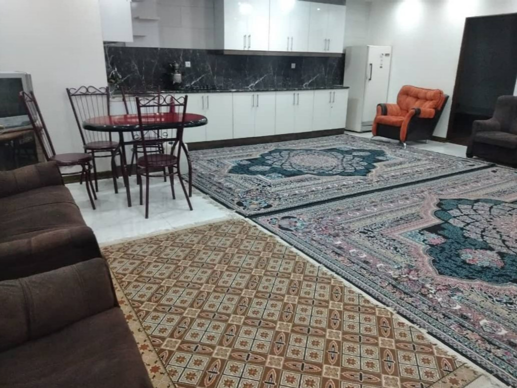 اتاق پذیرایی و آشپزخانه