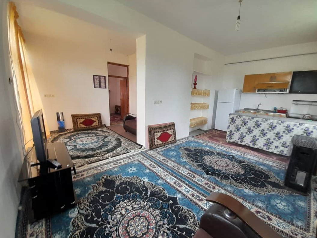 اتاق پذیرایی و آشپزخانه