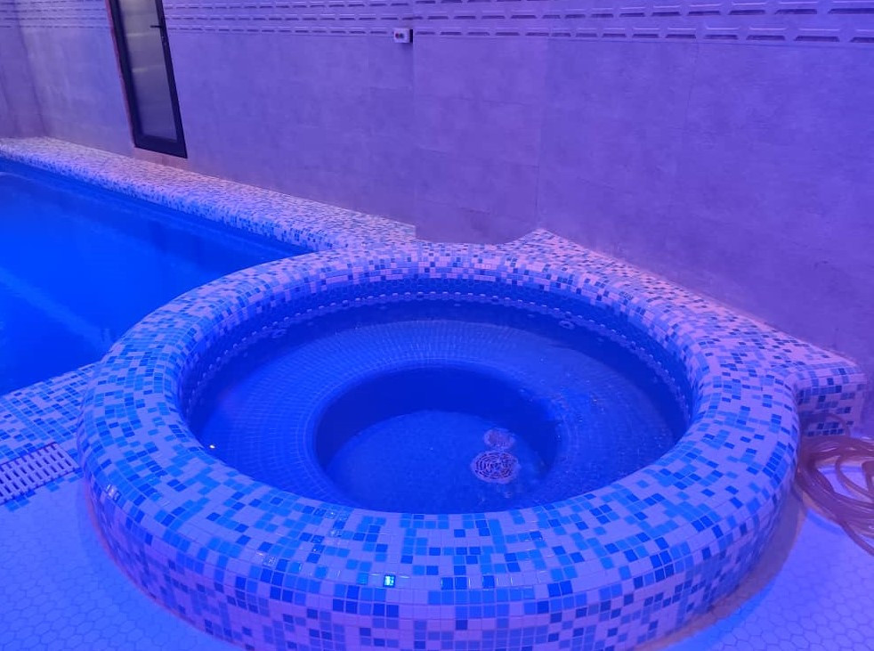 جکوزی طبقه همکف