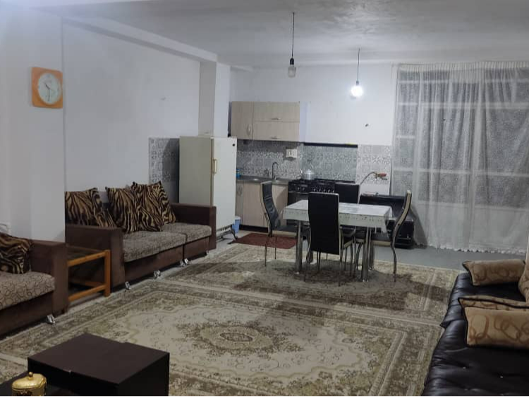 اتاق پذیرایی و آشپزخانه