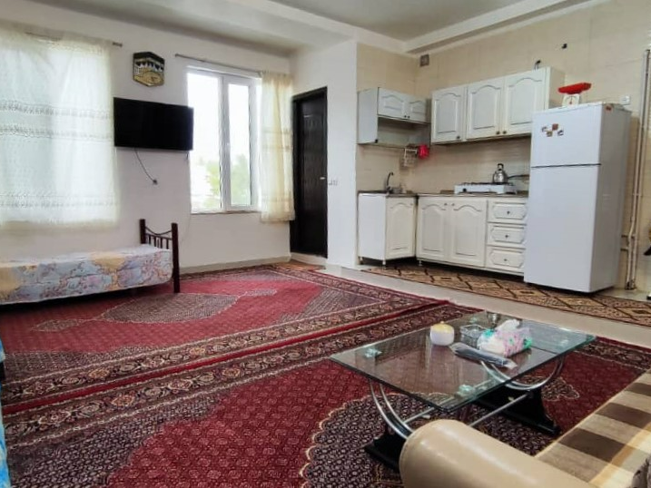 اتاق پذیرایی و آشپزخانه