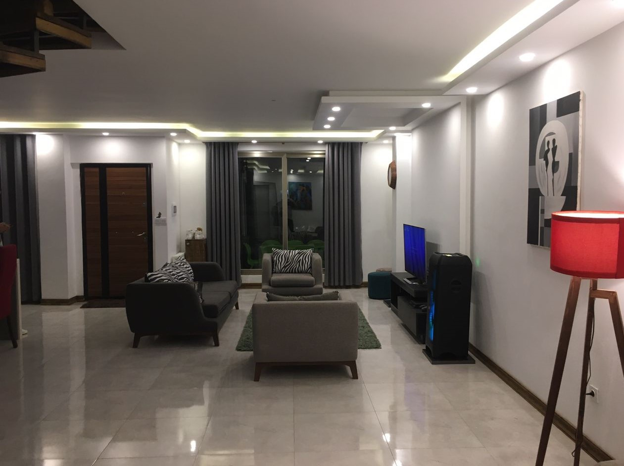 اتاق پذیرایی طبقه همکف