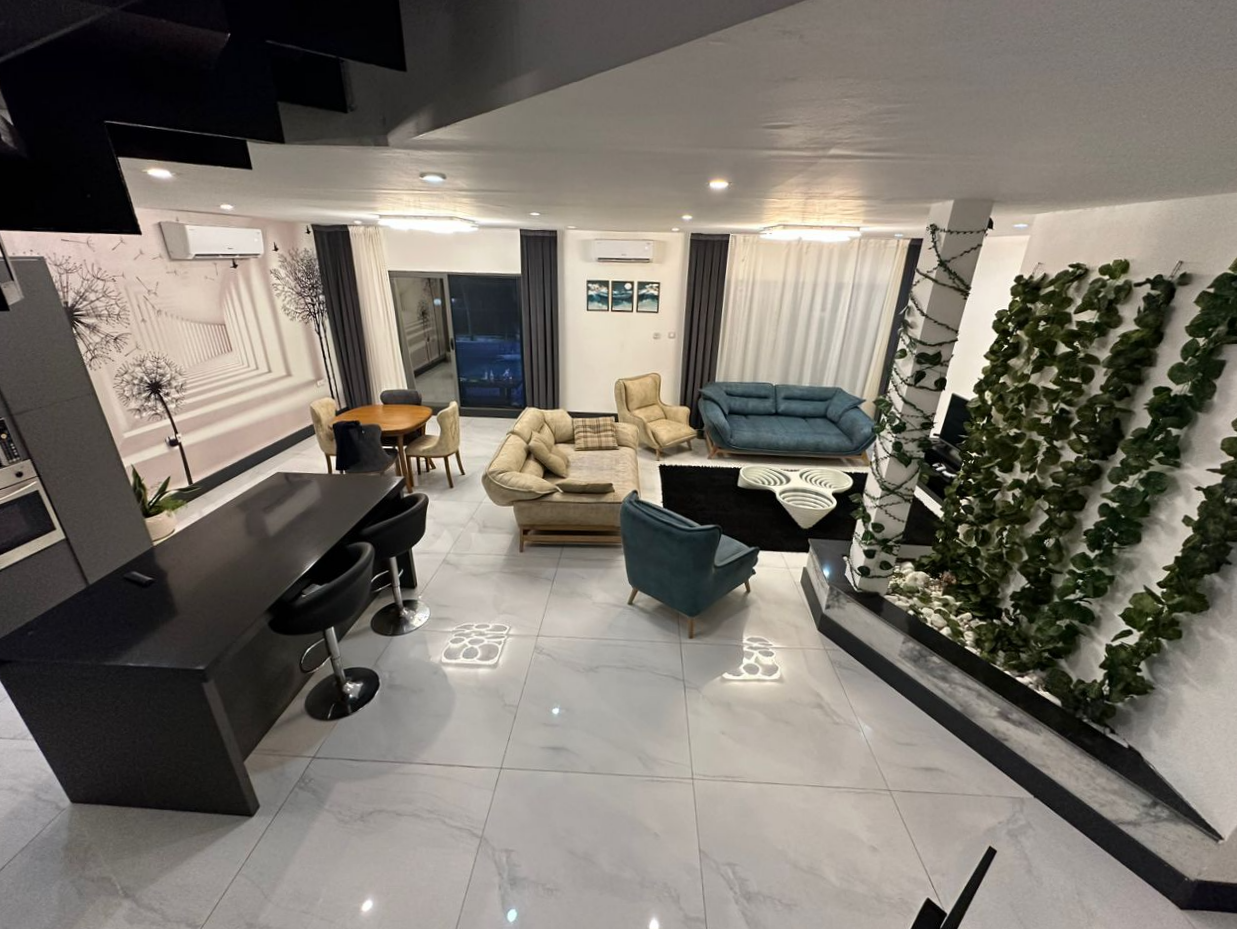 اتاق پذیرایی طبقه همکف