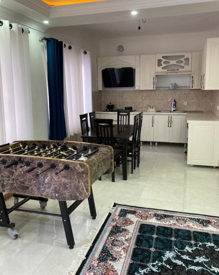 اتاق پذیرایی و آشپزخانه طبقه همکف