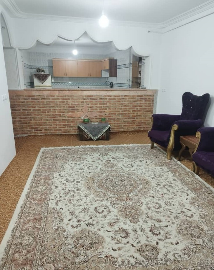 اتاق پذیرایی و آشپزخانه