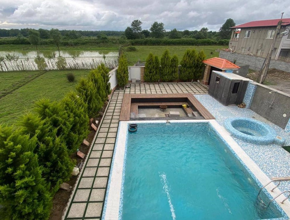 نمای استخر و حیاط