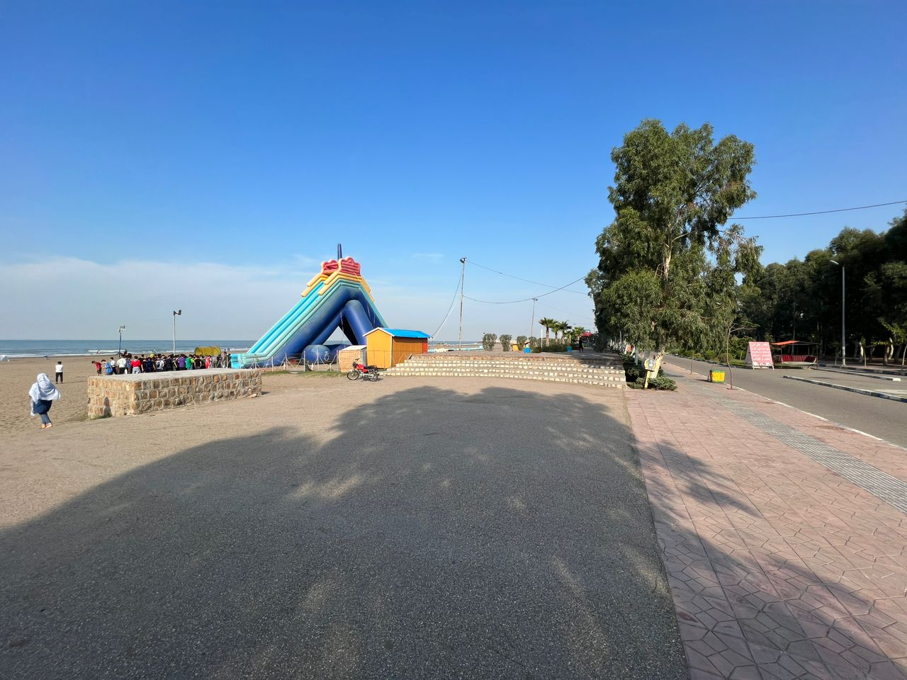 ساحل جلوی مجموعه