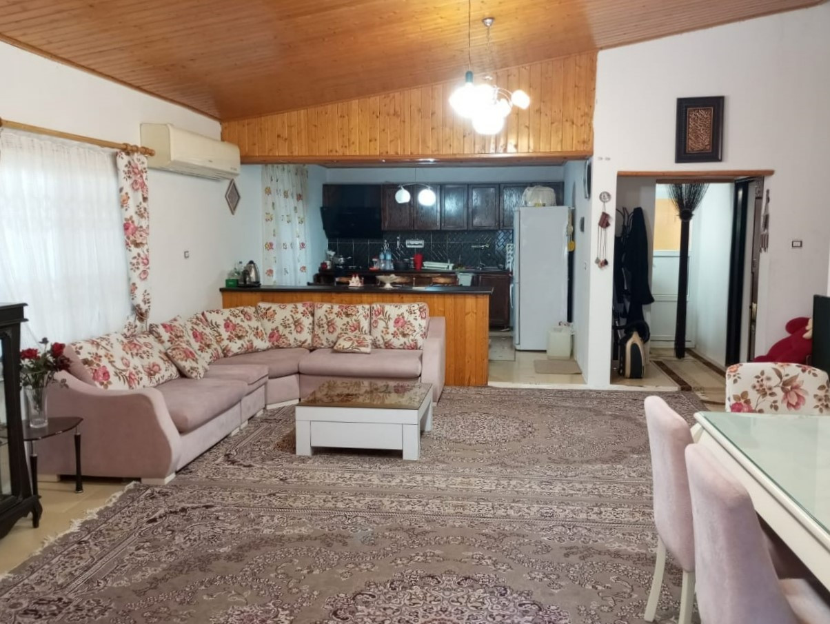 اتاق پذیرایی و آشپزخانه