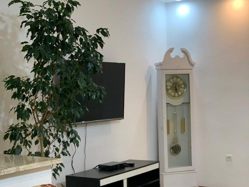 اتاق پذیرایی، ساعت، گل،