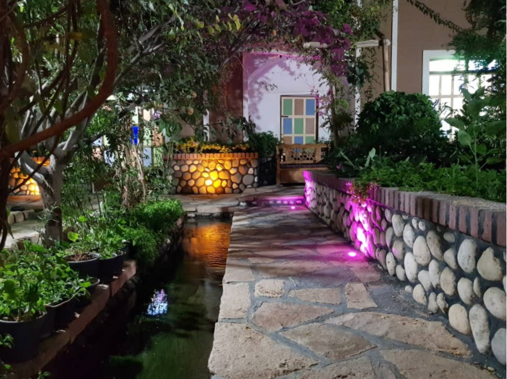 حیاط مجموعه