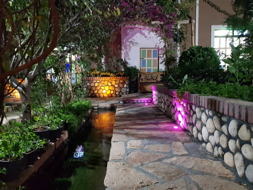 حیاط مجموعه