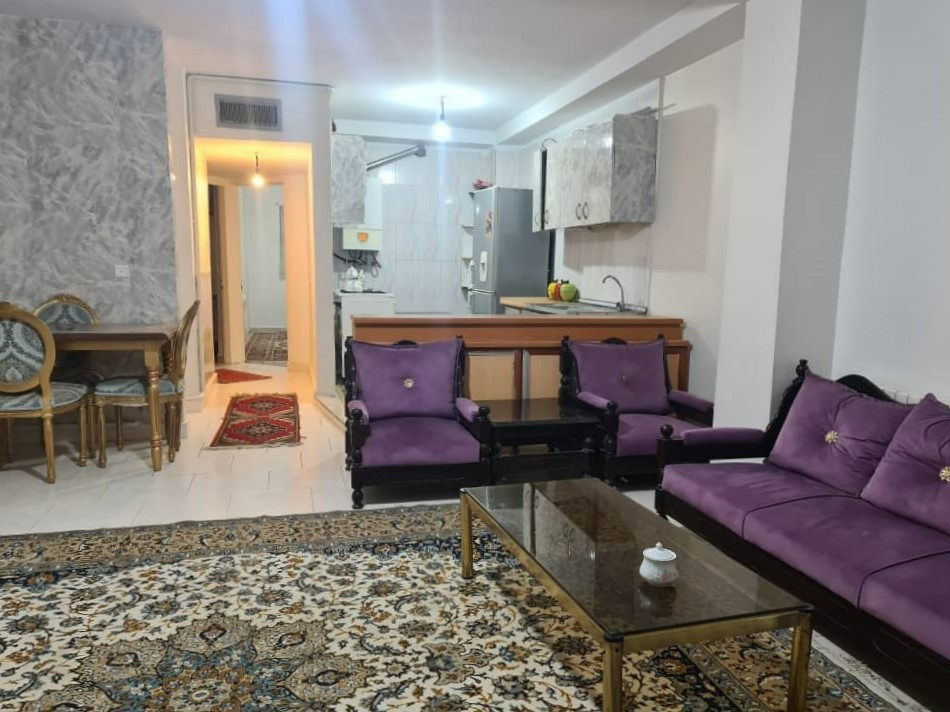 اتاق پذیرایی و آشپزخانه