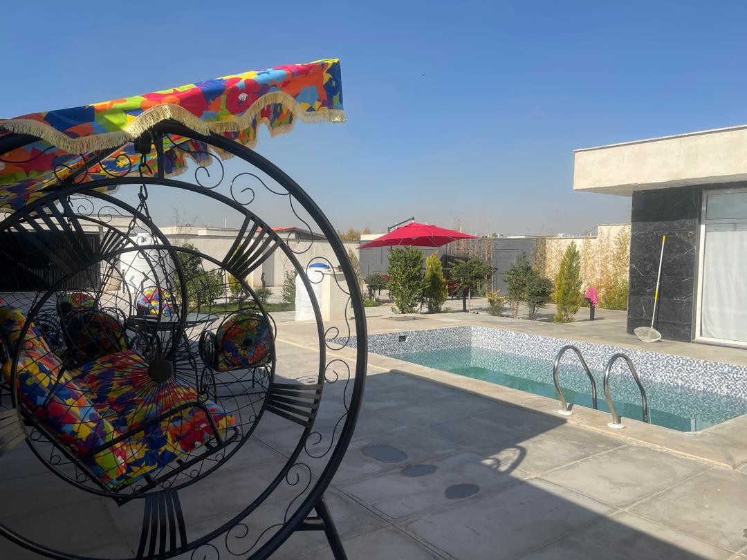 نمای ساختمان و استخر