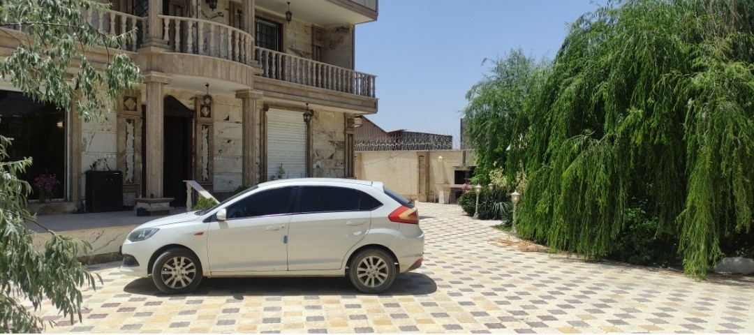 حیاط و نمای ساختمان