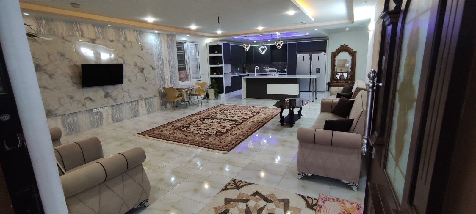 نمای طبقه اول از درب ورودی