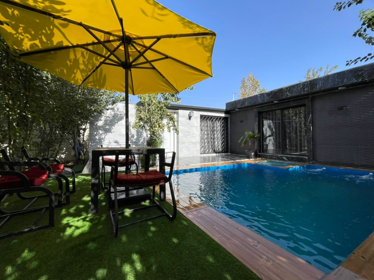 استخر و حیاط استخر و حیاط