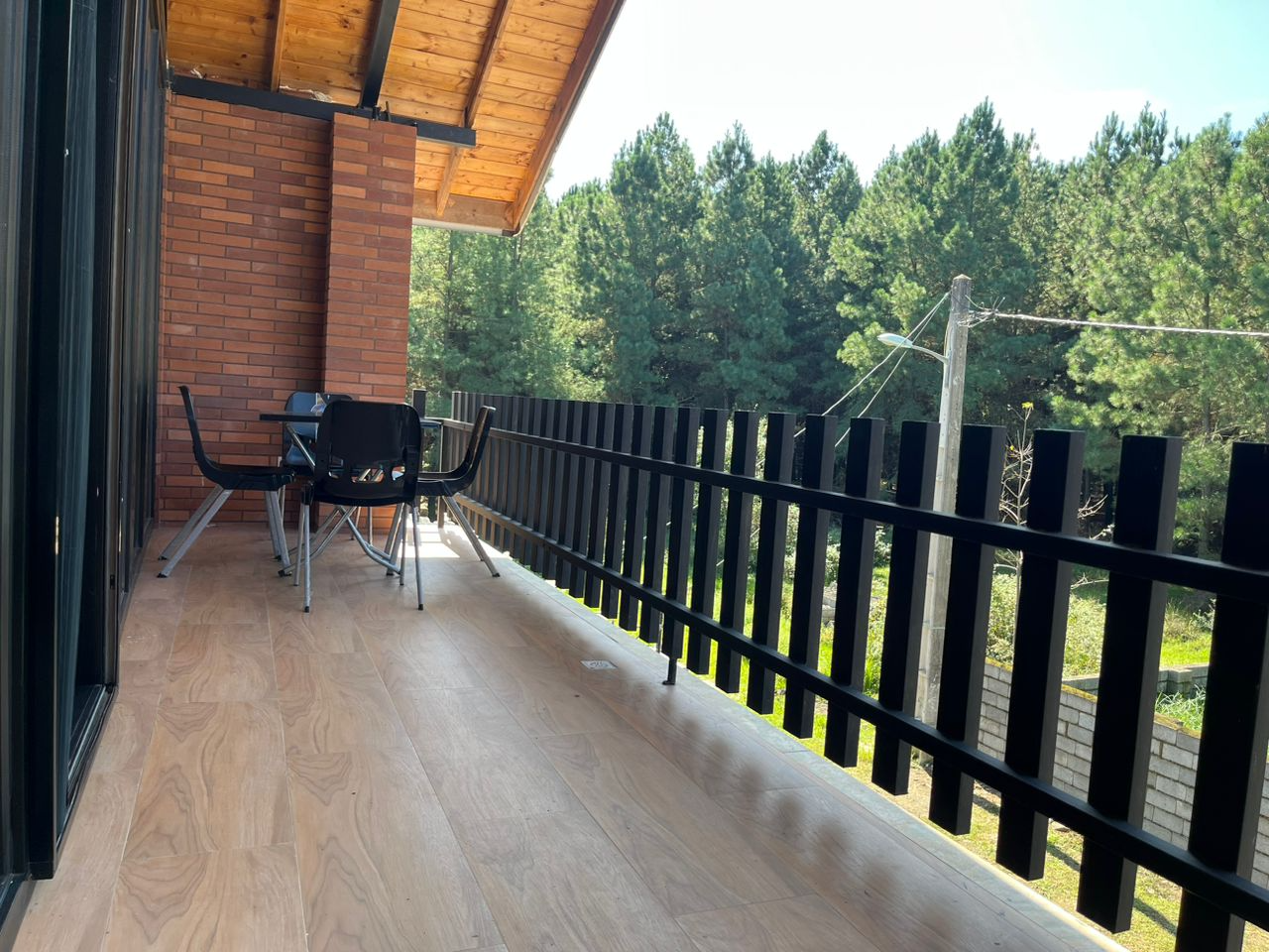 تراس از نمایی دیگر رو به جنگل