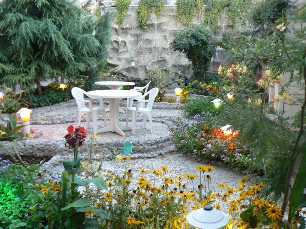 حیاط مجموعه