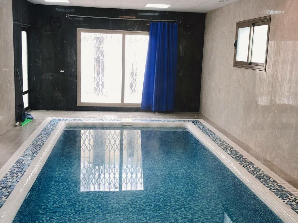 استخر سرپوشیده