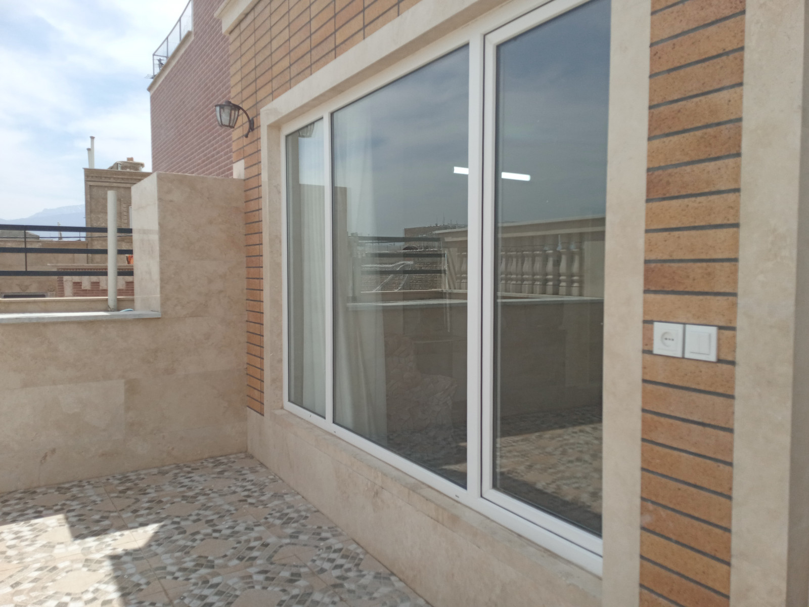 پنجره تراس ساختمان