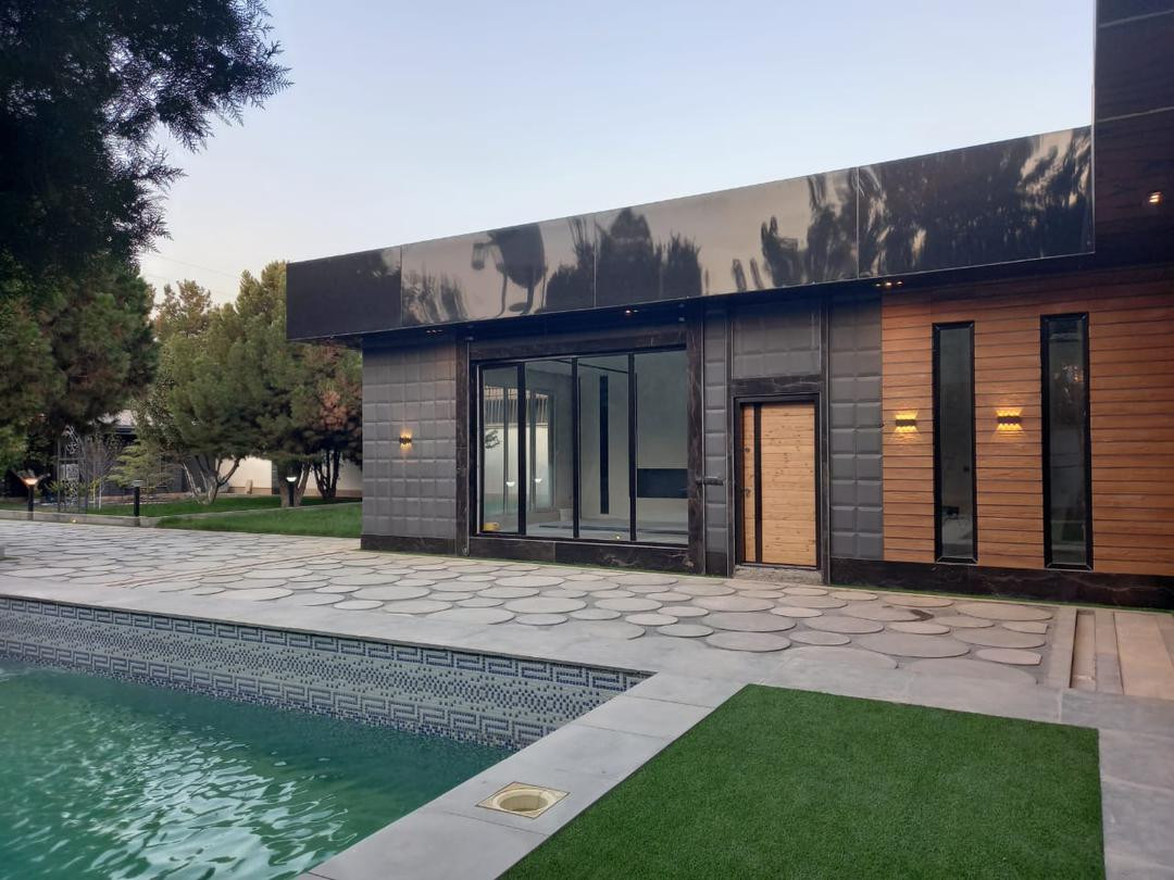 نمای اقامتگاه و حیاط