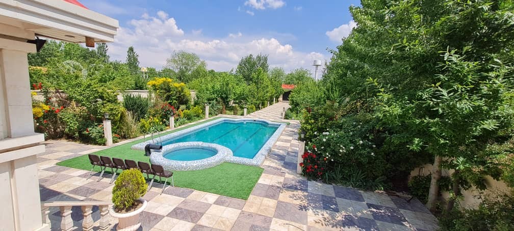 فضای حیاط با استخر روباز در تابستان