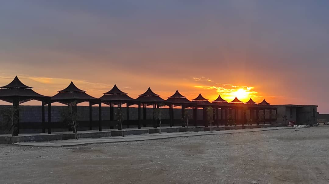 نمای حیاط در غروب