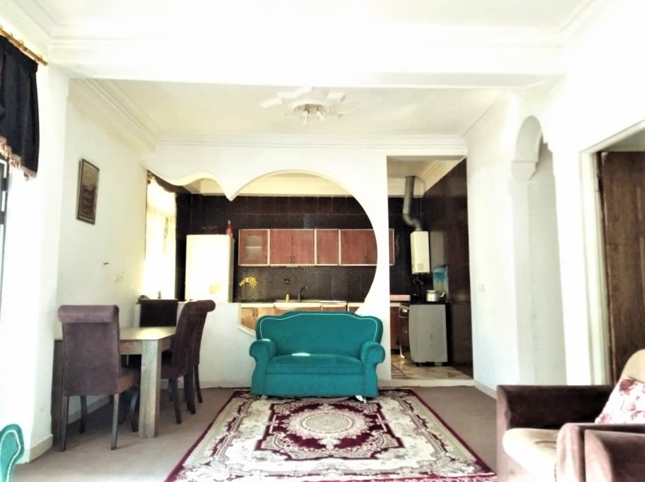 اتاق پذیرایی و آشپزخانه