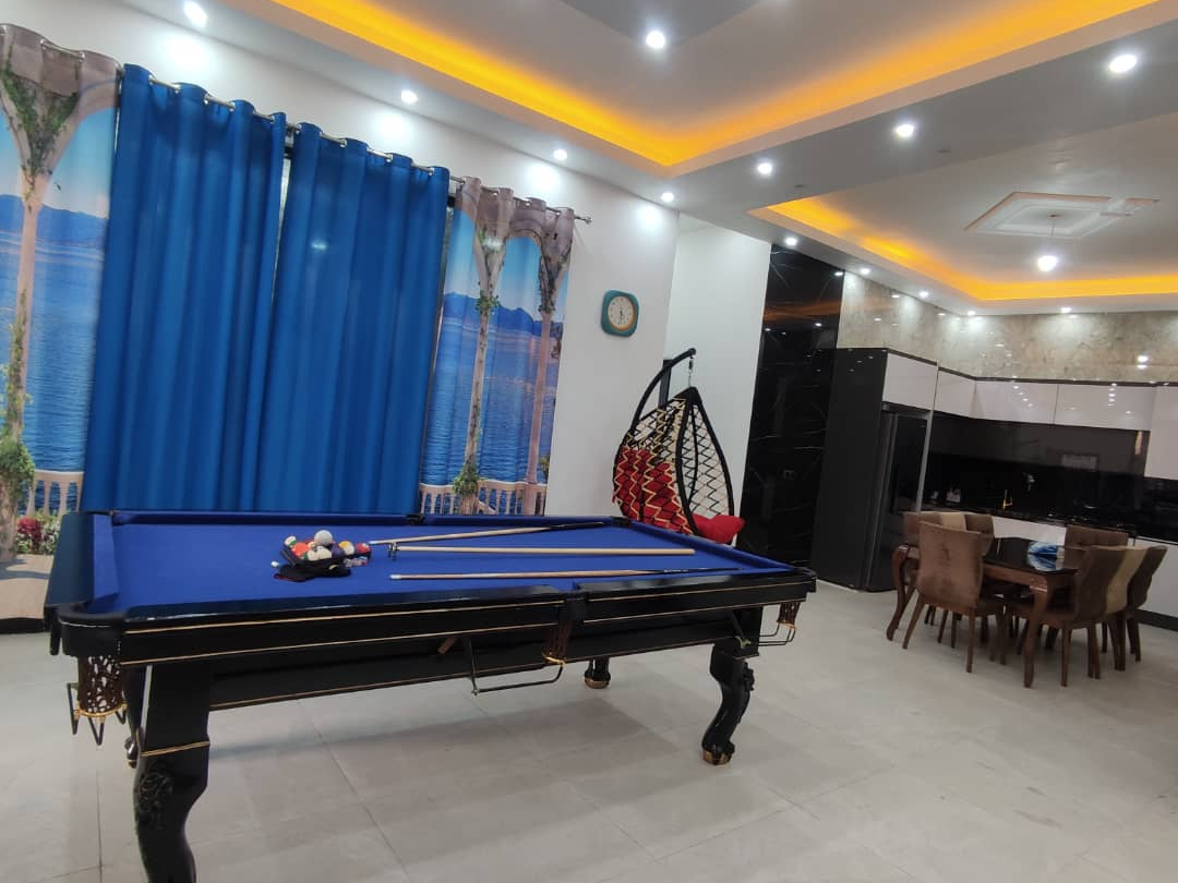پذیرایی همراه بیلیارد و میز ناهارخوری شیک