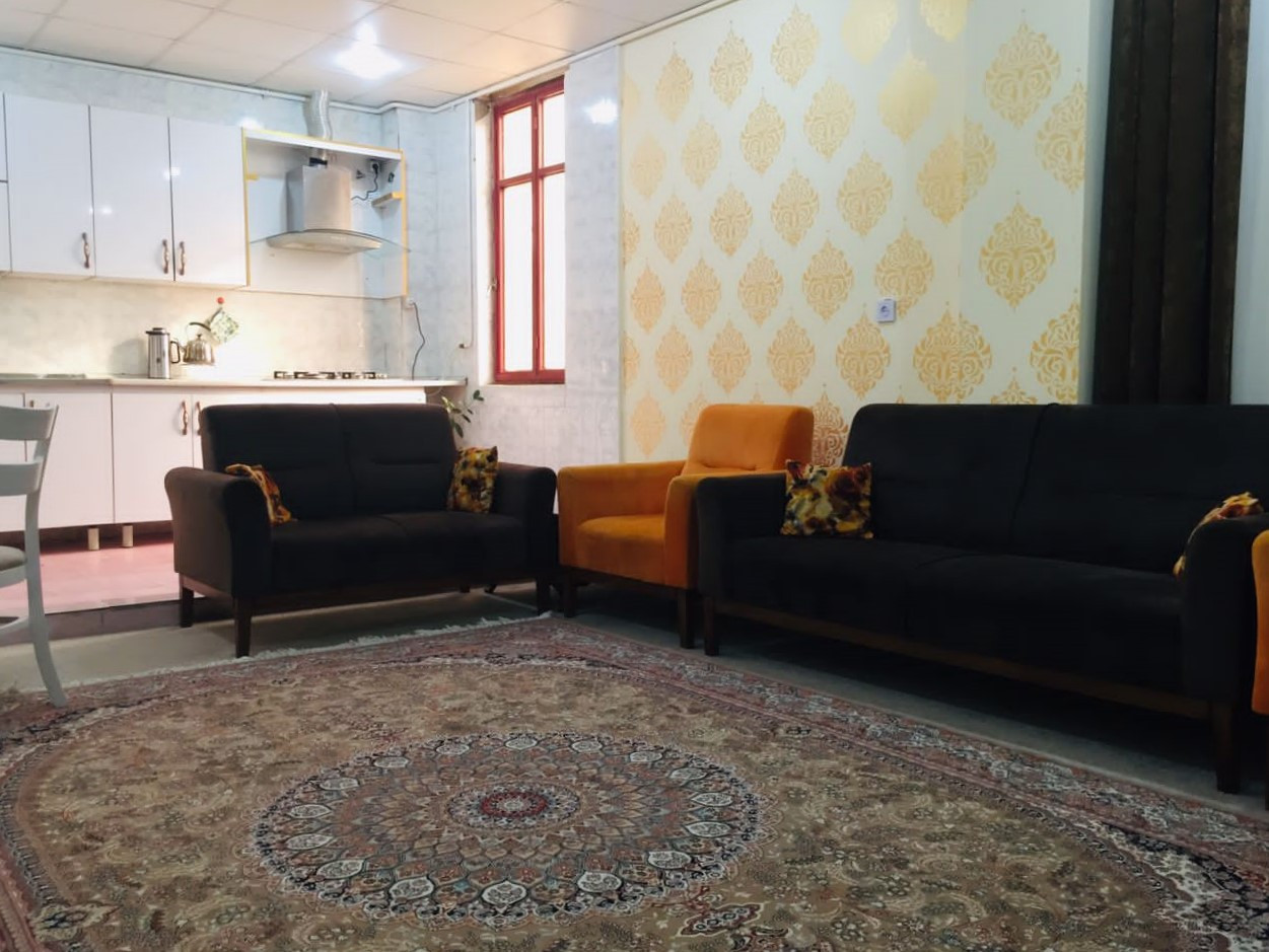 اتاق پذیرایی و آشپزخانه