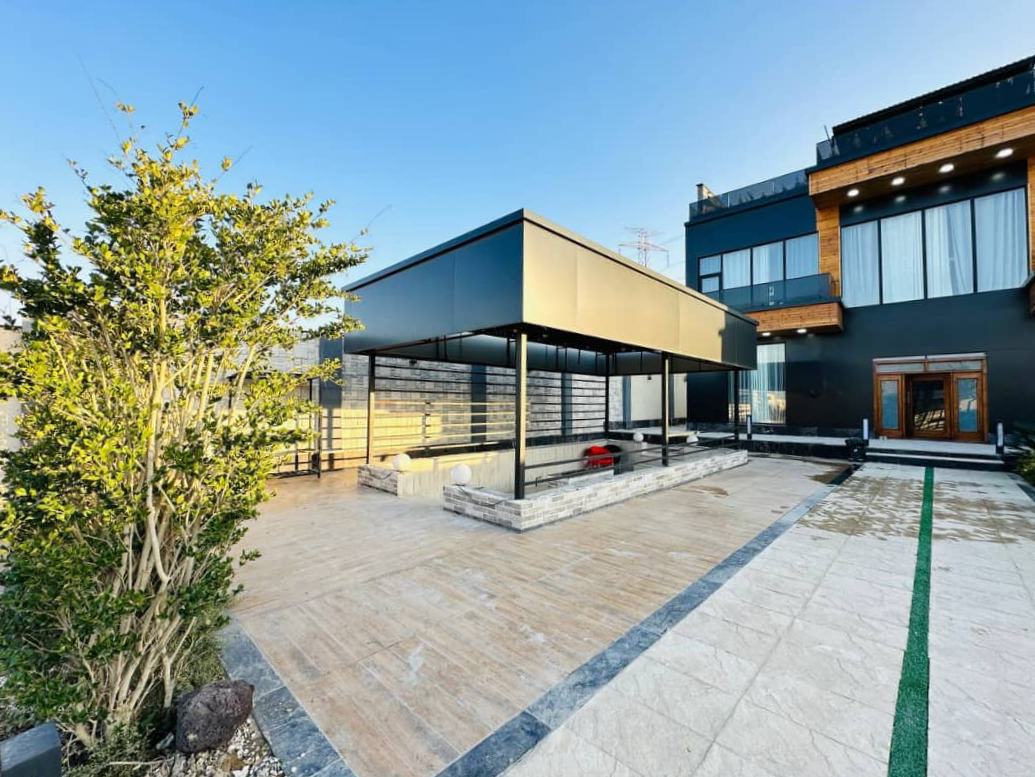 نمای اقامتگاه و حیاط