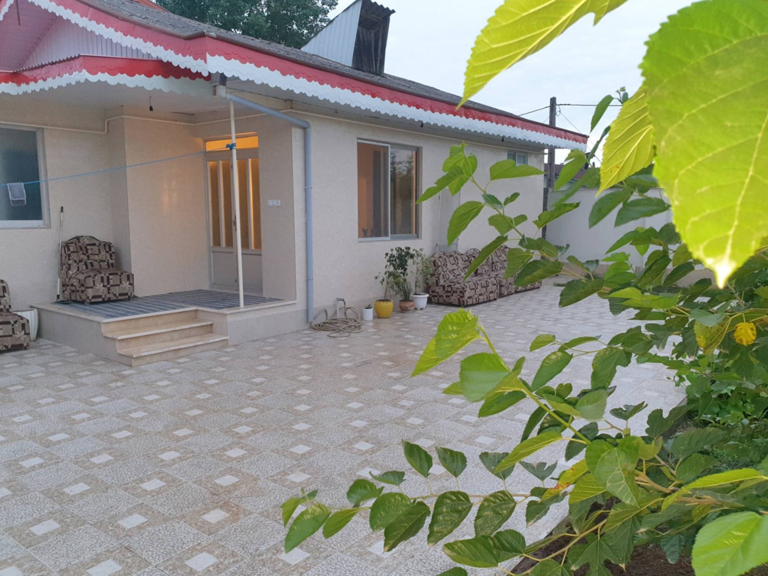 نمای اقامتگاه و حیاط