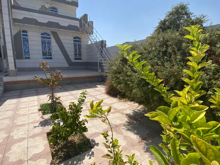 نمای بیرونی ساختمان و حیاط