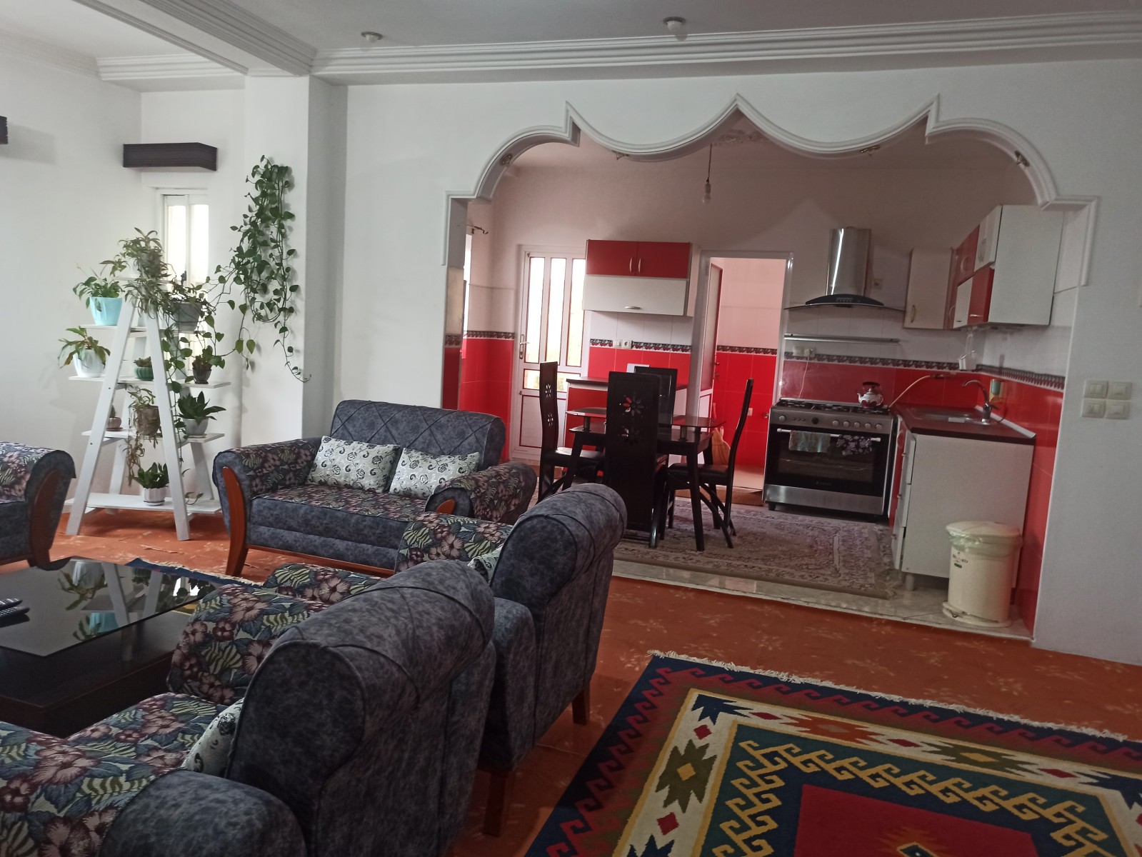 اتاق پذیرایی و آشپزخانه