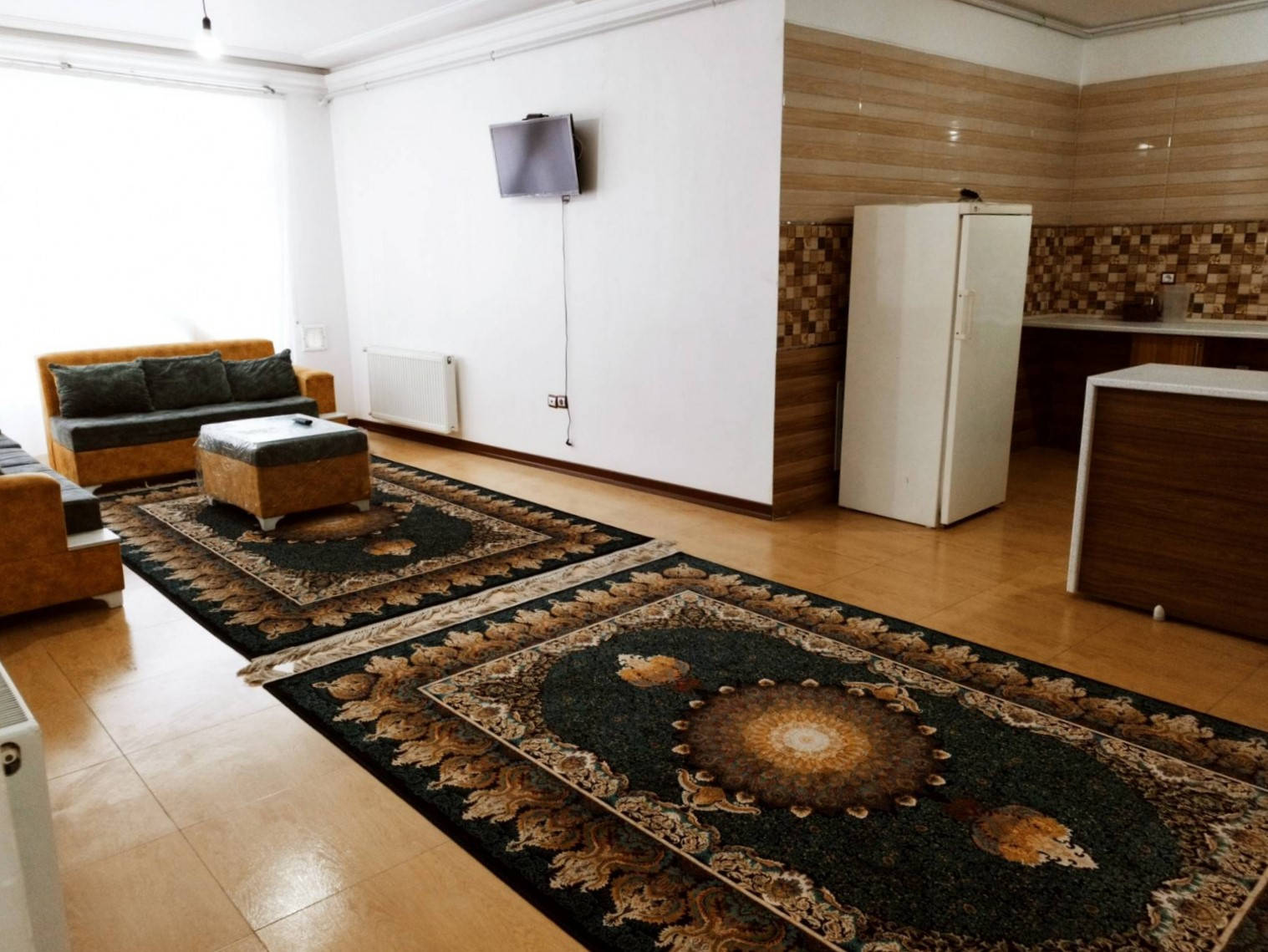 اتاق پذیرایی و آشپزخانه
