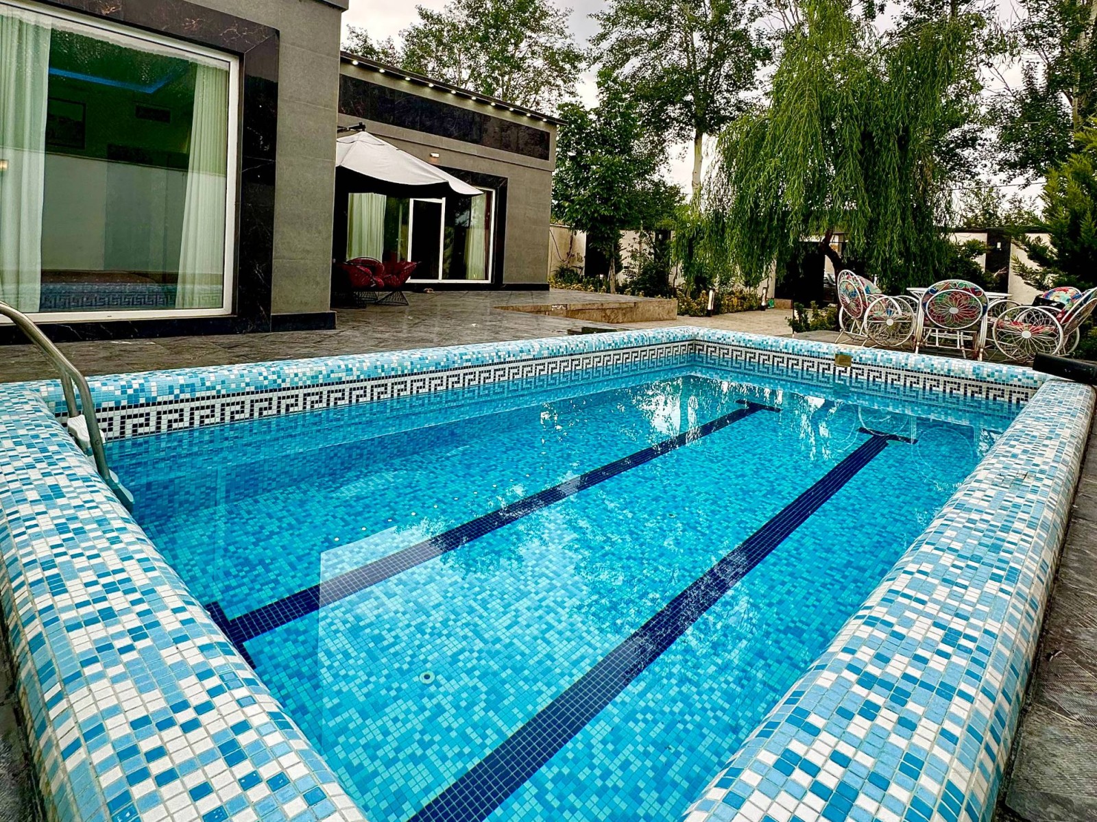 فضای استخر و حیاط در روز