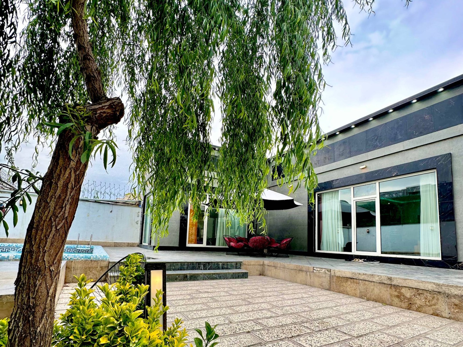 نمای بیرونی ساختمان در روز