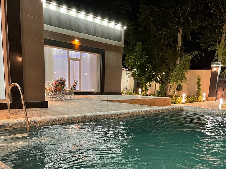 فضای استخر و حیاط درشب