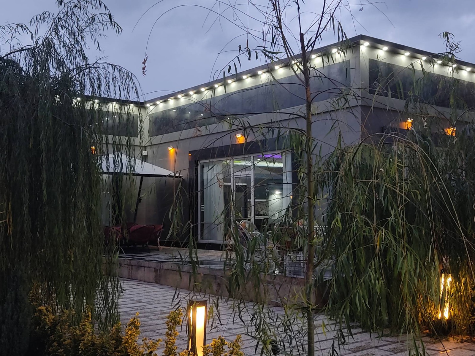 نمای بیرونی ساختمان در شب