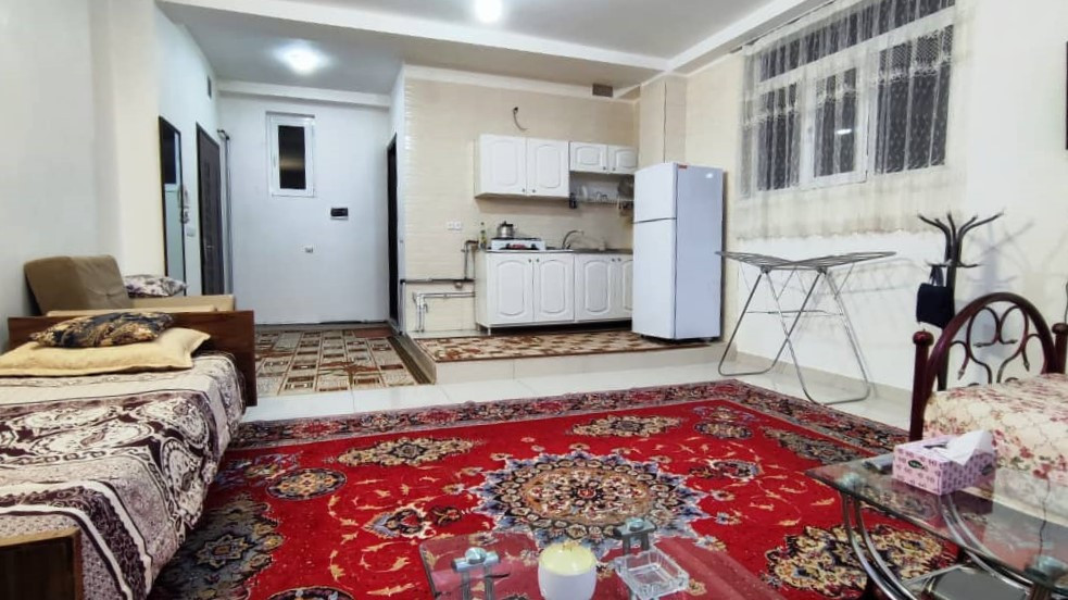 اتاق پذیرایی و آشپزخانه