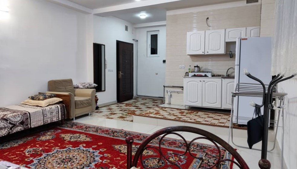 اتاق پذیرایی و آشپزخانه