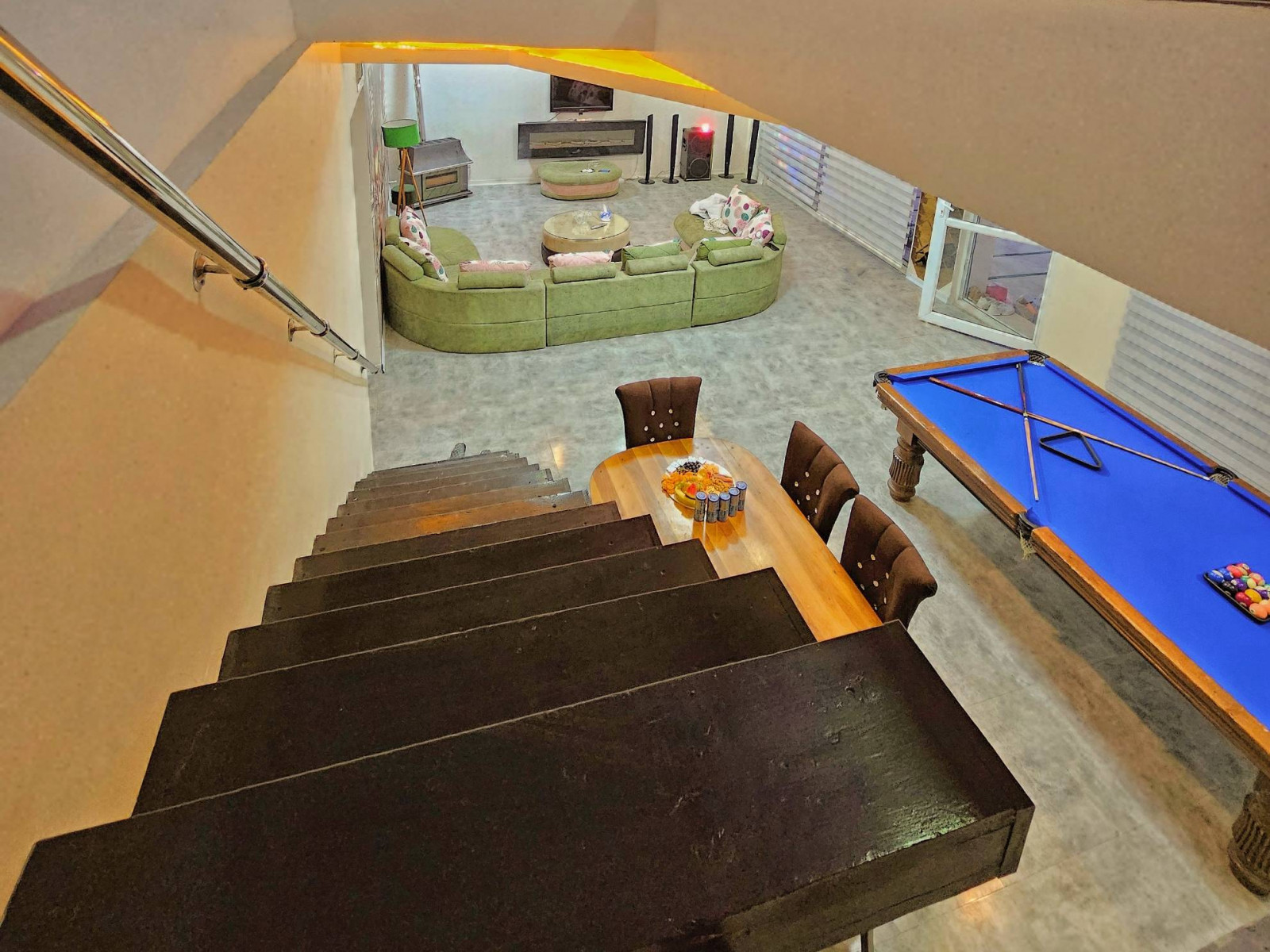 نمای پذیرایی از اتاق مستر